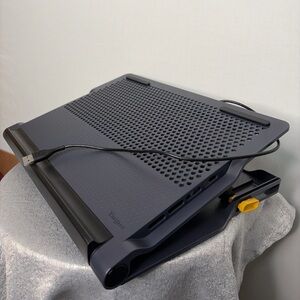 Targus AWE81 Cooling Lap Desk with Dual Fans and 4-Port USB Hub(F64)✨